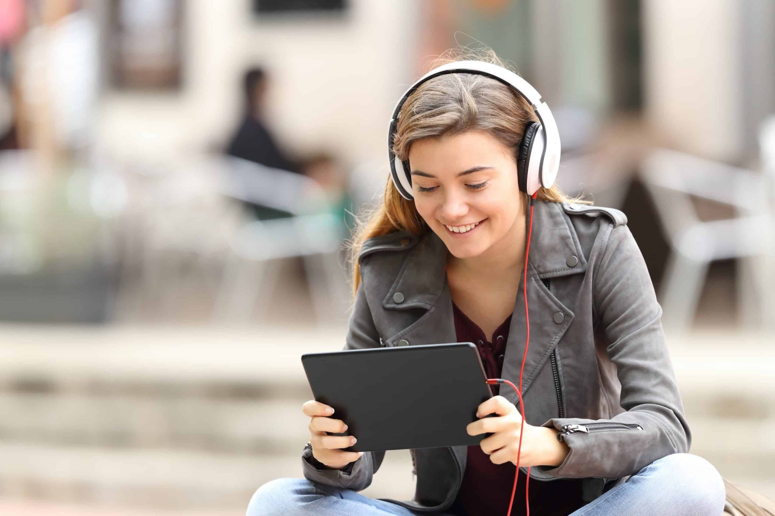 Joven con cascos y tablet